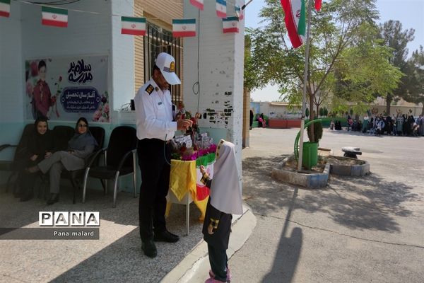 برگزاری جشن عاطفه‌ها و گرامیداشت هفته دفاع مقدس در دبستان مزرعه صفادشت