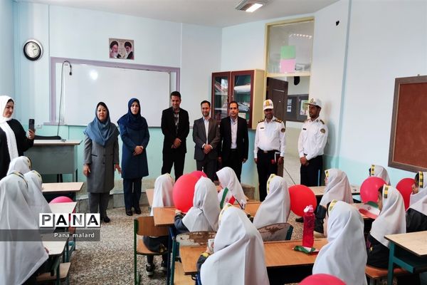 برگزاری جشن عاطفه‌ها و گرامیداشت هفته دفاع مقدس در دبستان مزرعه صفادشت