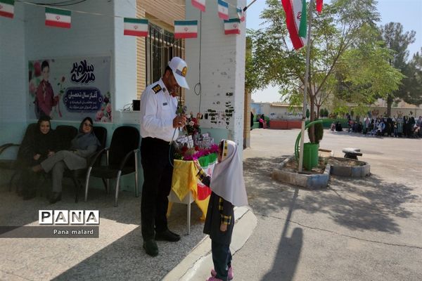 برگزاری جشن عاطفه‌ها و گرامیداشت هفته دفاع مقدس در دبستان مزرعه صفادشت