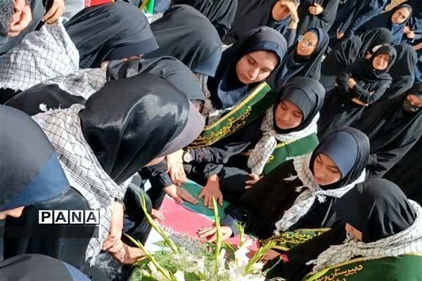 مراسم استقبال از شهید گمنام در مدرسه شاهد المهدی اصفهان
