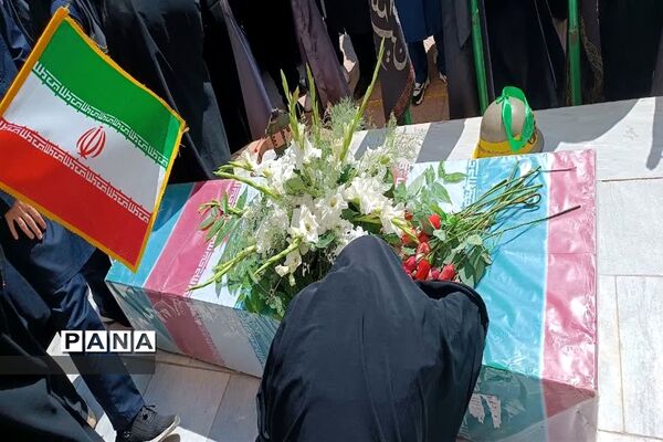 مراسم استقبال از شهید گمنام در مدرسه شاهد المهدی اصفهان