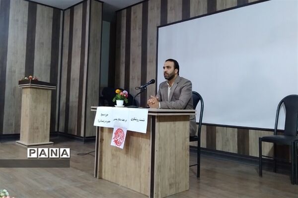 نشست روشنگری هفته دفاع مقدس در شهرستان قرچک