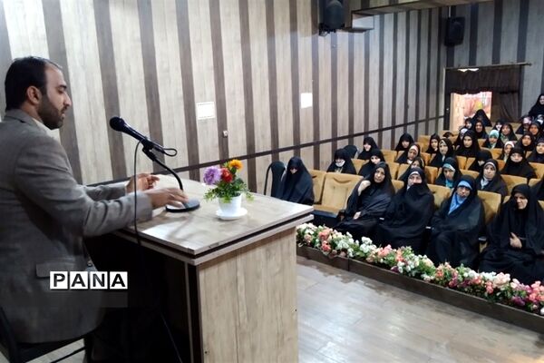 نشست روشنگری هفته دفاع مقدس در شهرستان قرچک
