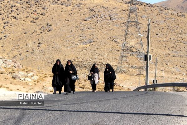 عطرافشانی و قرائت زیارت عاشورا در مزار شهدای گمنام زنجان به‌مناسبت هفته دفاع مقدس