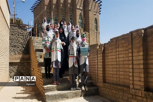 غبارروبی گلزار شهدا در شهرستان نطنز