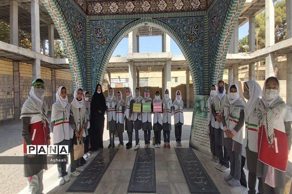 غبارروبی گلزار شهدا در شهرستان نطنز