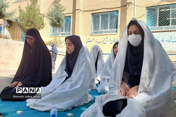 برگزاری نماز جماعت در آغازین روزهای سال تحصیلی در مدارس رودهن