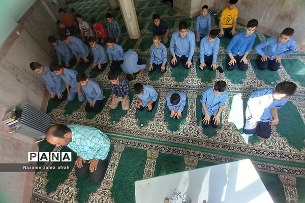 برگزاری نماز جماعت در آغازین روزهای سال تحصیلی در مدارس رودهن