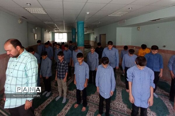 برگزاری نماز جماعت در آغازین روزهای سال تحصیلی در مدارس رودهن