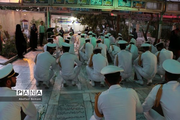 غبارروبی مزار شهدای ارتش با حضور پرسنل نیروی دریایی در قم