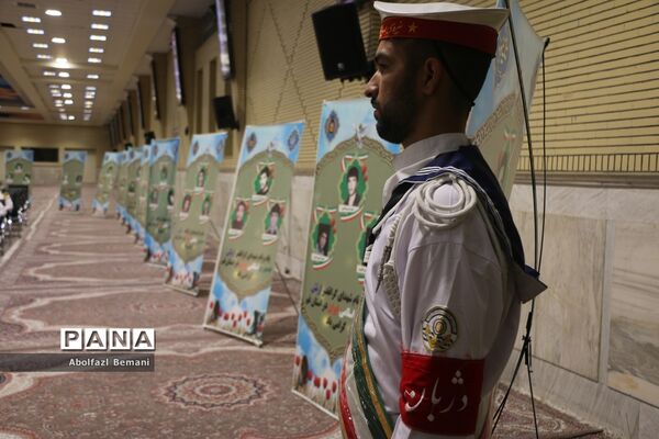 غبارروبی مزار شهدای ارتش با حضور پرسنل نیروی دریایی در قم