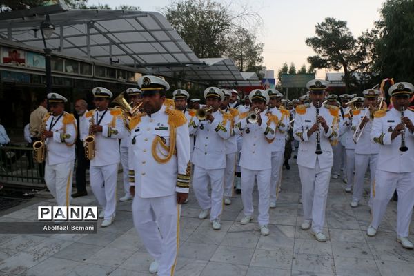 غبارروبی مزار شهدای ارتش با حضور پرسنل نیروی دریایی در قم