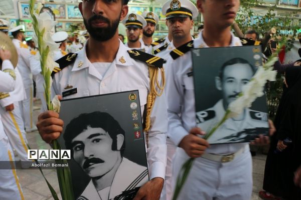 غبارروبی مزار شهدای ارتش با حضور پرسنل نیروی دریایی در قم