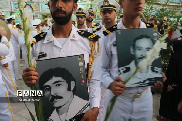 غبارروبی مزار شهدای ارتش با حضور پرسنل نیروی دریایی در قم