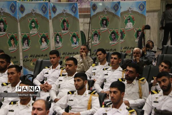 غبارروبی مزار شهدای ارتش با حضور پرسنل نیروی دریایی در قم