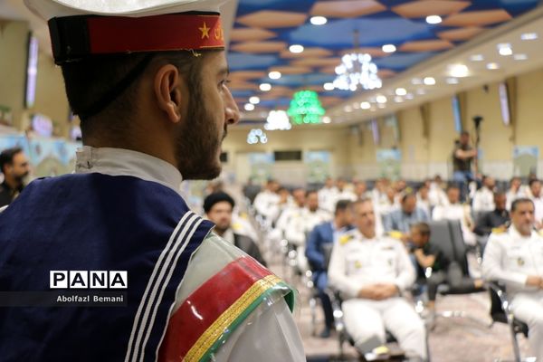 غبارروبی مزار شهدای ارتش با حضور پرسنل نیروی دریایی در قم