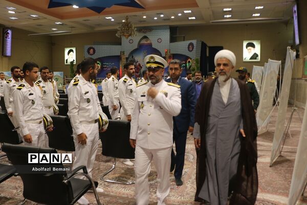 غبارروبی مزار شهدای ارتش با حضور پرسنل نیروی دریایی در قم