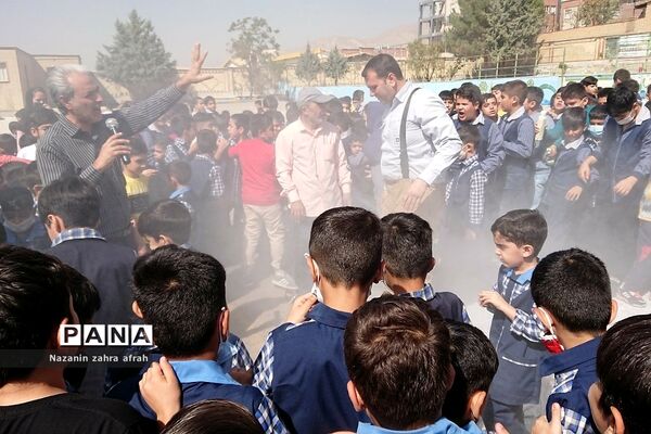 روزی شاد و هیجانی با حضور کارکنان آتش‌نشانی و‌ نیروی انتظامی در دبستان ایمان رودهن