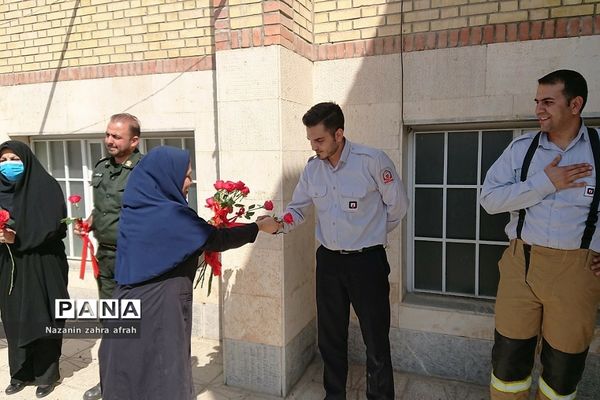 روزی شاد و هیجانی با حضور کارکنان آتش‌نشانی و‌ نیروی انتظامی در دبستان ایمان رودهن