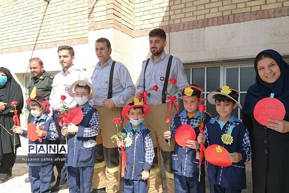 روزی شاد و هیجانی با حضور کارکنان آتش‌نشانی و‌ نیروی انتظامی در دبستان ایمان رودهن