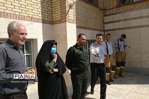 روزی شاد و هیجانی با حضور کارکنان آتش‌نشانی و‌ نیروی انتظامی در دبستان ایمان رودهن