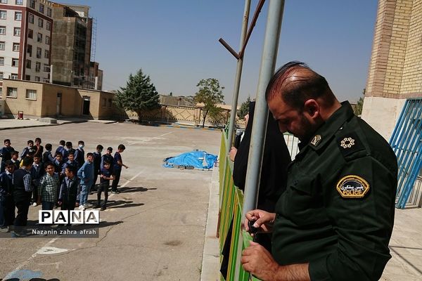 روزی شاد و هیجانی با حضور کارکنان آتش‌نشانی و‌ نیروی انتظامی در دبستان ایمان رودهن