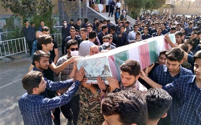 وداع دانش‌آموزان قم با پیکر شهید گمنام