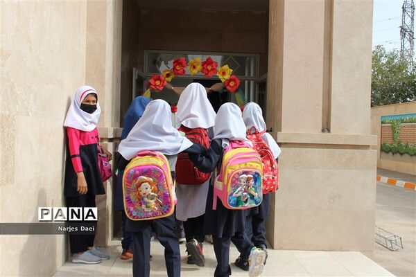 برگزاری آیین نواختن زنگ مهر در دبستان پری زابلی نژاد ناحیه 2 مشهد