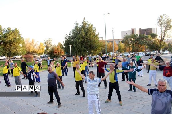 توزیع لوازم‌التحریر توسط ورزشکاران ورزش همگانی به مدارس حاشیه شهر