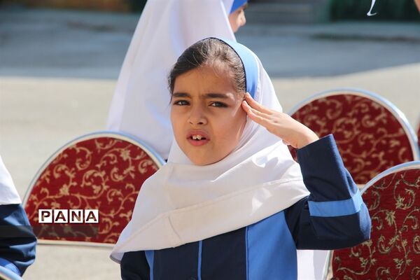 نواخته‌شدن زنگ مهر عاطفه‌ها به‌صورت نمادین در دبستان شهید‌مصطفی خمینی همدان