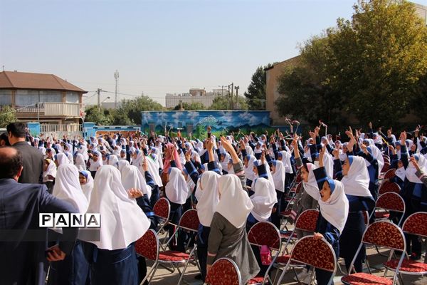 نواخته‌شدن زنگ مهر عاطفه‌ها به‌صورت نمادین در دبستان شهید‌مصطفی خمینی همدان