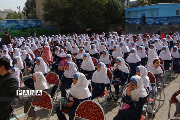 نواخته‌شدن زنگ مهر عاطفه‌ها به‌صورت نمادین در دبستان شهید‌مصطفی خمینی همدان