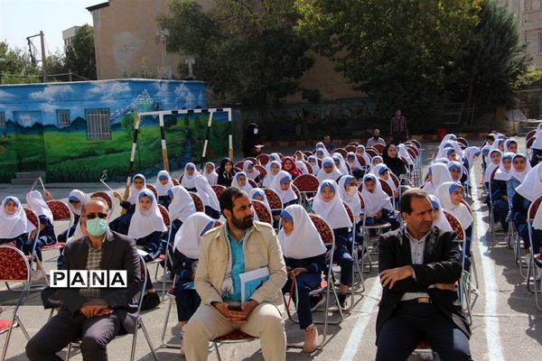 نواخته‌شدن زنگ مهر عاطفه‌ها به‌صورت نمادین در دبستان شهید‌مصطفی خمینی همدان