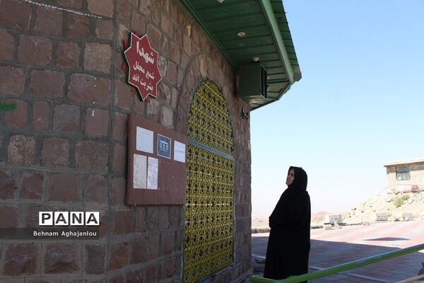 حضور دانش‌آموزان زنجانی در مزار شهدای گمنام به مناسبت هفته دفاع مقدس