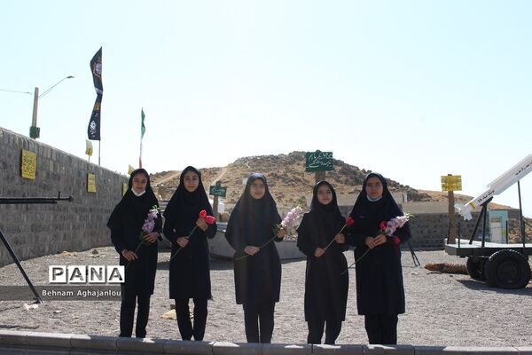 حضور دانش‌آموزان زنجانی در مزار شهدای گمنام به مناسبت هفته دفاع مقدس