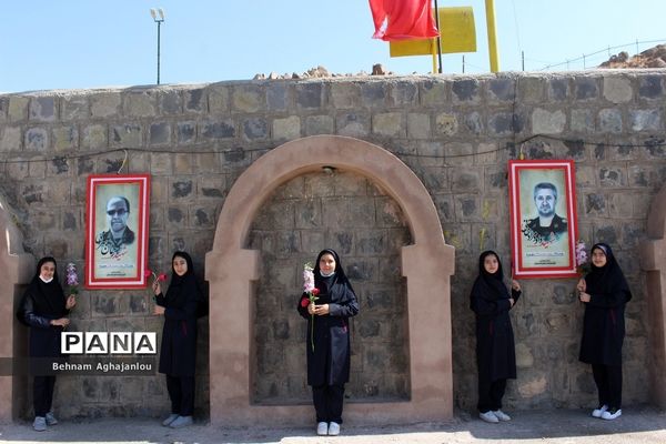 حضور دانش‌آموزان زنجانی در مزار شهدای گمنام به مناسبت هفته دفاع مقدس