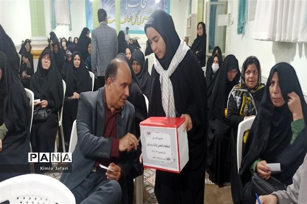 ‌جلسه انجمن اولیا در دبیرستان دخترانه شاهد ‌کاشمر‌