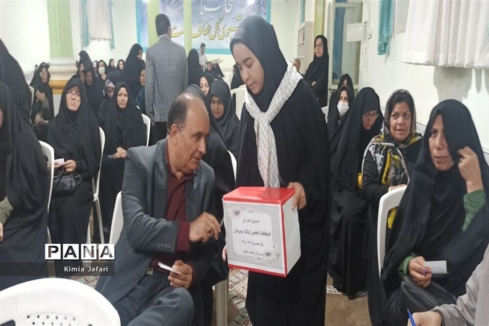 ‌جلسه انجمن اولیا در دبیرستان دخترانه شاهد ‌کاشمر‌