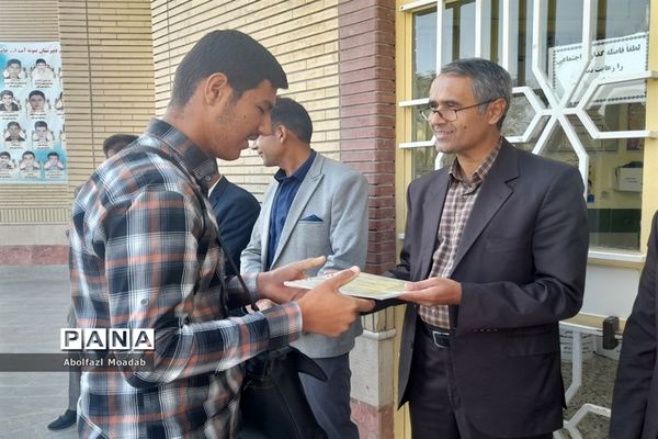 قدردانی از دانش‌آموزان برگزیده قرآن و عترت در کاشمر