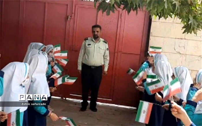 آموزش دانش‌آموزان برای آشنایی با اهمیت حضور پلیس در جامعه ضروری است/ فیلم