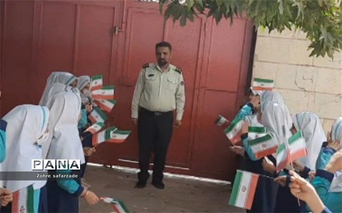 آموزش دانش‌آموزان برای آشنایی با اهمیت حضور پلیس در جامعه ضروری است/ فیلم