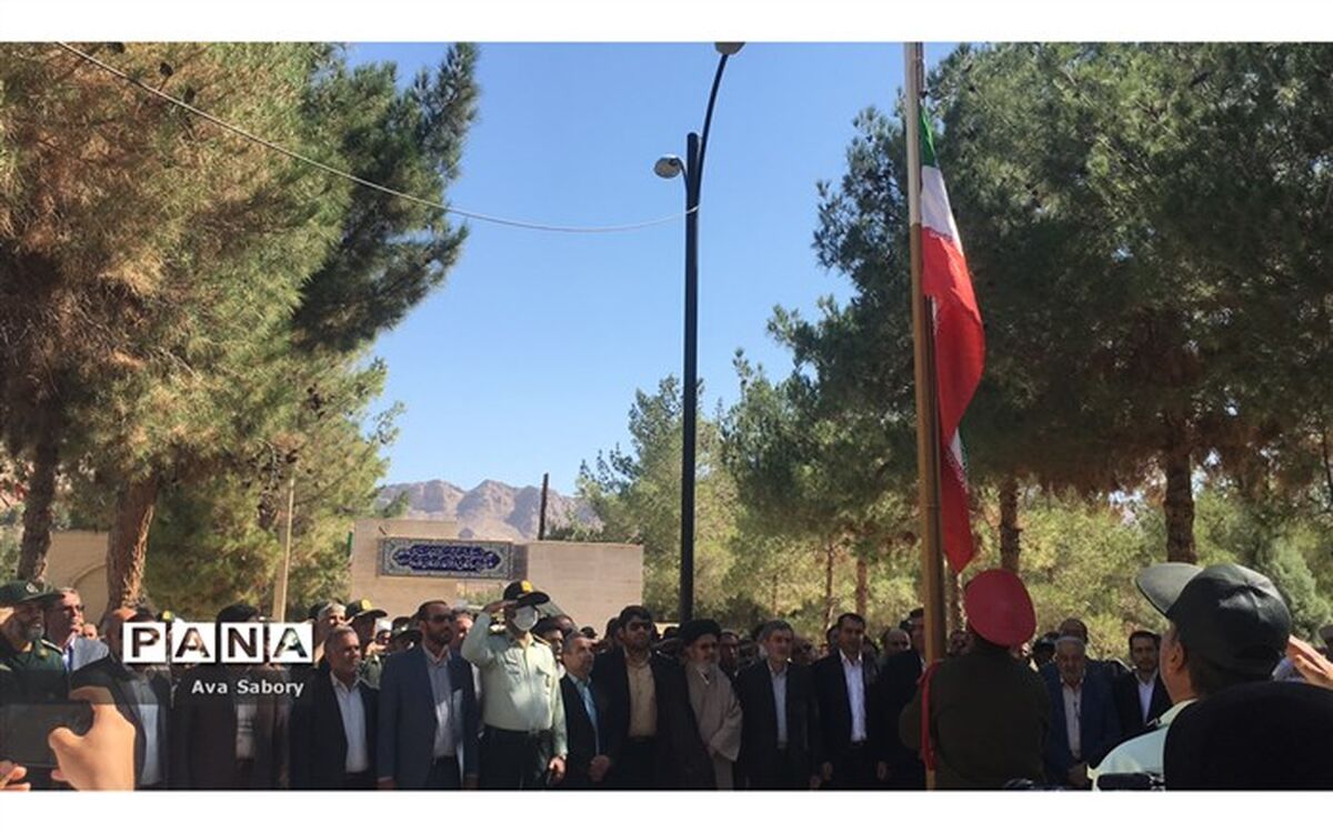 سرودخوانی و تجدید پیمان دانش‌آموزان آباده با آرمان‌های انقلاب/ فیلم