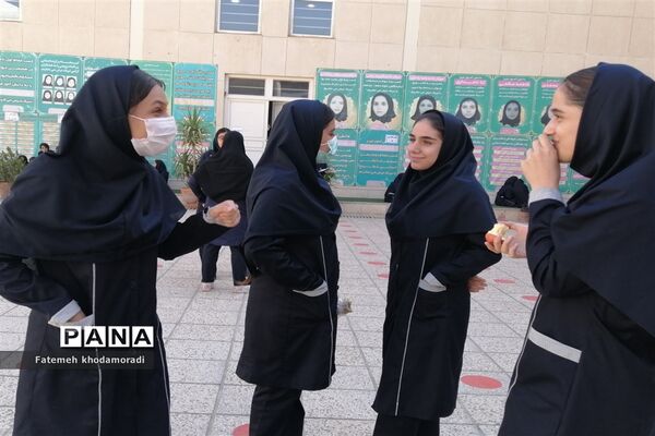 شور و نشاط مهرورزی دانش‌آموزان در اولین روزهای آغازین سال تحصیلی در مدارس شیراز