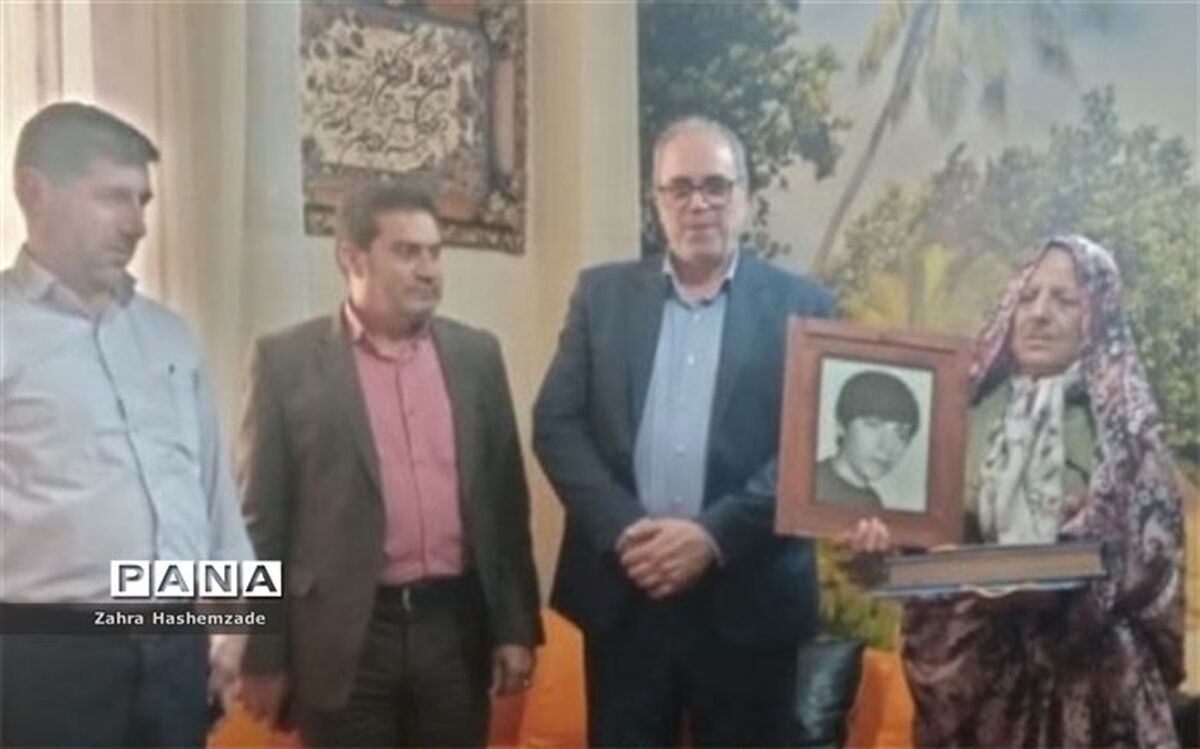 دیدار مدیر آموزش و پرورش ناحیه یک شهرری با خانواده شهید مهدی فرهودی