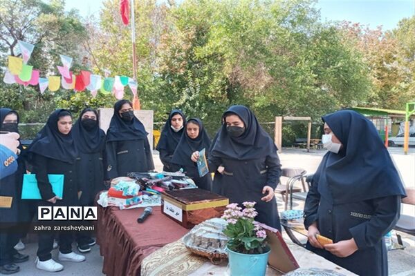 دانش‌آموزان آموزش و پرورش ناحیه دو شیراز در مراسم شور عاطفه‌ها مشق مهربانی نوشتند