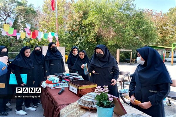 دانش‌آموزان آموزش و پرورش ناحیه دو شیراز در مراسم شور عاطفه‌ها مشق مهربانی نوشتند