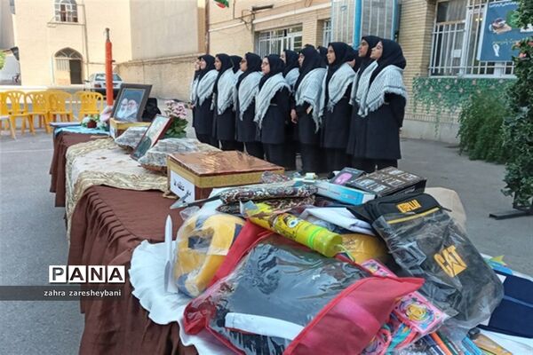 دانش‌آموزان آموزش و پرورش ناحیه دو شیراز در مراسم شور عاطفه‌ها مشق مهربانی نوشتند