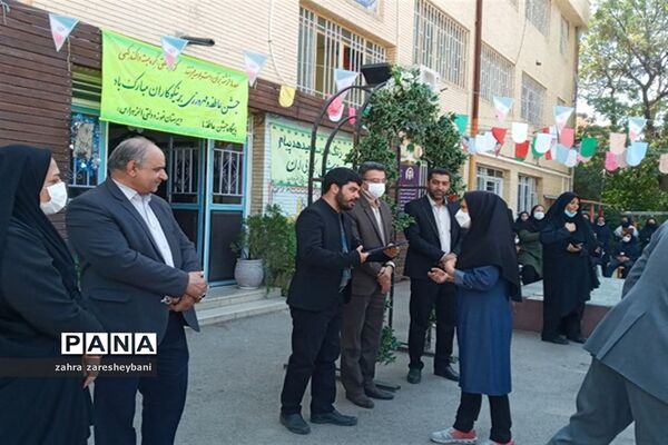 دانش‌آموزان آموزش و پرورش ناحیه دو شیراز در مراسم شور عاطفه‌ها مشق مهربانی نوشتند