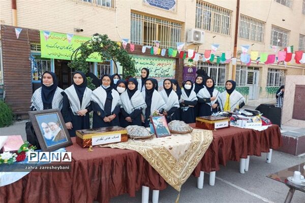 دانش‌آموزان آموزش و پرورش ناحیه دو شیراز در مراسم شور عاطفه‌ها مشق مهربانی نوشتند