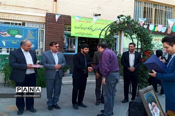 دانش‌آموزان آموزش و پرورش ناحیه دو شیراز در مراسم شور عاطفه‌ها مشق مهربانی نوشتند